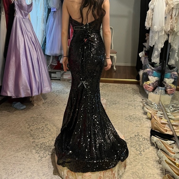 Sequent black prom dress with a slit on left leg + built in strapless bra - Picture 4 of 4